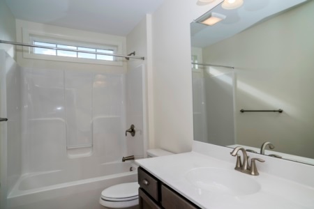 royal-oaks-ct-model-home-bathroom