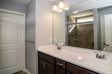 royal-oaks-home-ct-bathroom